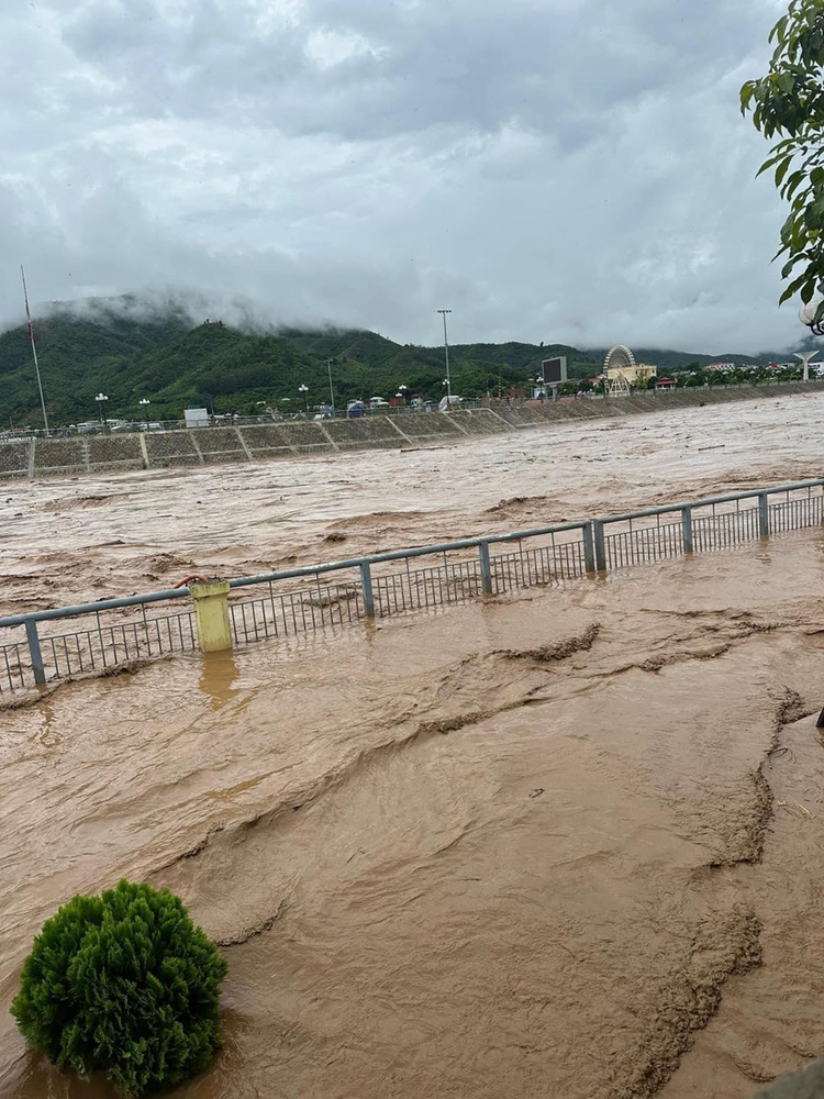 Khu vực bờ kè sông Mã, nước tràn bờ đê, gây nguy hiểm cho người dân. Mưa lớn kéo dài gây sạt lở nhiều tuyến đường liên bản, liên xã, sạt lở các tuyến quốc lộ, tỉnh lộ chạy qua địa bàn các huyện, thành phố, ảnh hưởng việc di chuyển của các phương tiện và người tham gia giao thông. Ảnh: Tin tức Sơn La.