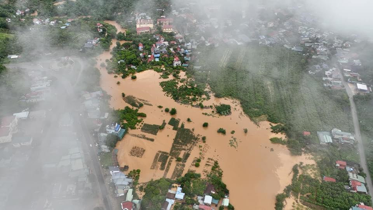 Mưa kéo dài khiến khu vực thị trấn Hát Lót, huyện Mai Sơn, chìm trong biển nước. Ban Chỉ huy Phòng, chống Thiên tai và Tìm kiếm Cứu nạn tỉnh Sơn La đã có công điện khẩn gửi Công ty TNHH Một thành viên Quản lý Các công trình Thủy lợi thông báo mở cửa xả tràn Hồ thủy lợi bản Mòng, TP Sơn La. Ảnh: Huy Hải/Trung tâm TT-VH.
