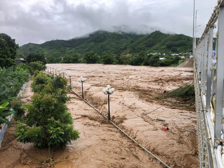 Theo thông tin từ Đài Khí tượng Thủy văn khu vực Tây Bắc, địa bàn tỉnh Sơn La xảy ra mưa to đến rất to, lượng mưa từ 120 mm trở lên. Mưa kéo dài trong đêm gây ngập lụt tại nhiều khu vực, có nguy cơ gây lũ quét, sạt lở. Nước sông Mã và các suối trên địa bàn huyện Sông Mã dâng cao. Ảnh: Tin tức Sơn La.