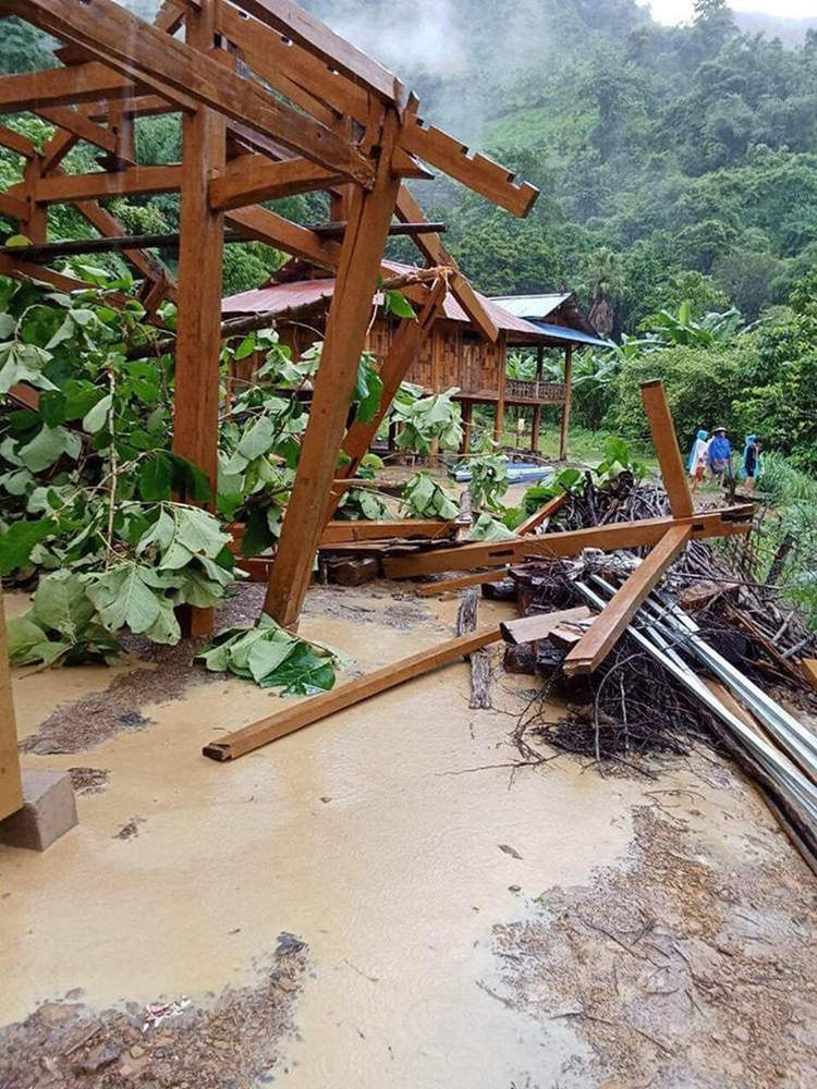 Một ngôi nhà tại địa bàn huyện Vân Hồ bị gió giật sập. Ảnh: Truyền hình Vân Hồ.