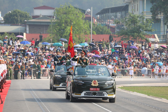 Trước đại lễ, 12.000 người tham gia buổi hợp luyện được tổ chức hôm 28/2 tại Sân vận động tỉnh Điện Biên. Khối Quân kỳ do Trung tướng Nguyễn Trọng Bình, Phó Tổng tham mưu trưởng, Quân đội Nhân dân Việt Nam, chỉ huy, dẫn đầu các khối đại diện cho lực lượng Quân đội nhân dân và Dân quân tự vệ tiến qua lễ đài.