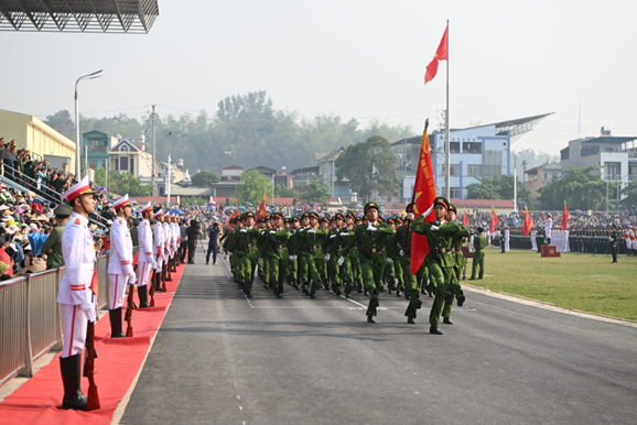 Sáng 28/4, các khối diễu binh của Quân đội và Công an bắt đầu hợp luyện tại Sân vận động Điện Biên để chuẩn bị Lễ kỷ niệm 70 năm chiến thắng Điện Biên Phủ.