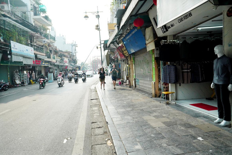 Tại khu vực phố cổ của Hà Nội, nơi nhiều du khách nước ngoài thường đến tham quan, việc để xe trên vỉa hè luôn được chính quyền sở tại nhắc nhở. Điều này cũng góp phần làm vỉa hè không bị xuống cấp.