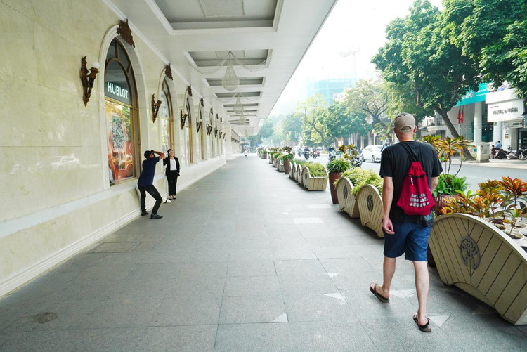 Ở các nước trên thế giới thường kết hợp nhiều hình thức trang trí vỉa hè khác nhau để tạo nên sự phong phú, thu hút du khách chứ không nhất thiết đồng nhất một loại vật liệu.