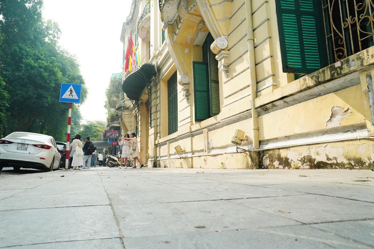 Trước cửa tòa soạn báo Hà Nội mới trên phố Lê Thái Tổ luôn là địa điểm chụp ảnh của các bạn trẻ.