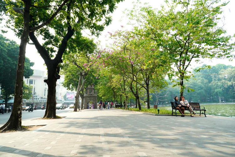 Vỉa hè xung quanh hồ Hoàn Kiếm được trang trí đẹp. lát đá dày, có độ bền rất cao.