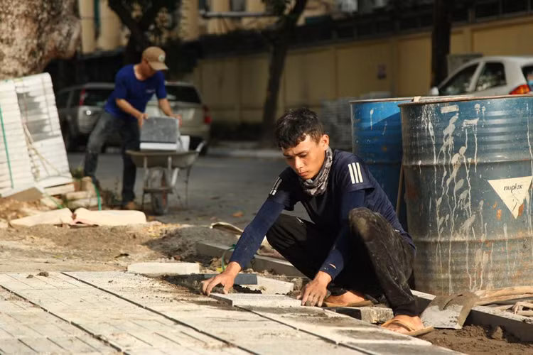 Vào năm 2016 thành phố Hà Nội ban hành quy định mới về cải tạo hè phố. Mục tiêu đến năm 2020, vỉa hè của 900 tuyến đường ở 12 quận nội thành được thay thế từ gạch truyền thống sang đá tự nhiên có kết cấu bền vững với tuổi thọ lên đến 70 năm.