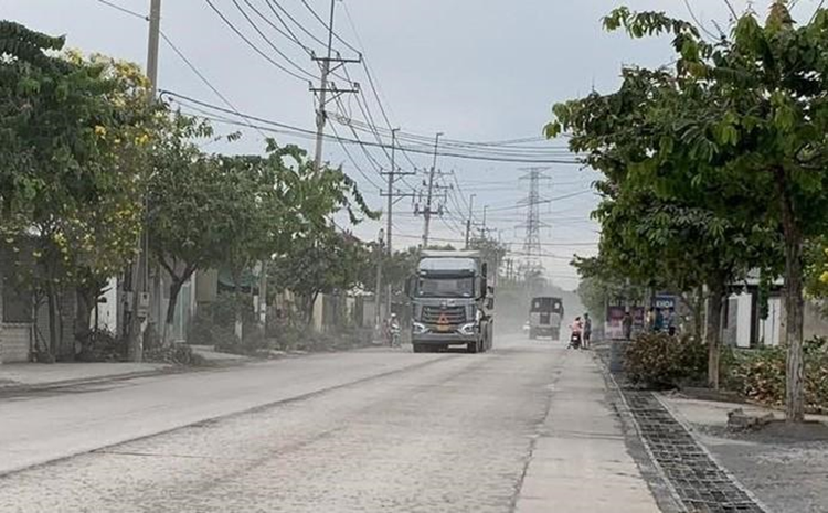 Bụi mù mịt trên cả tuyến đường mỗi khi có phương tiện chạy qua. Ảnh: Nguyễn Thanh.