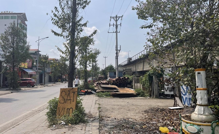 Vật liệu xây dựng, giàn giáo công trình lớn tập kết ngổn ngang tại hành lang an toàn đường sắt, đường bộ cầu Thăng Long.