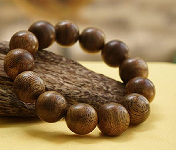 Ảnh 2: Cách phân biệt trầm hương thật giả không đơn giản, chủ yếu dựa vào cảm nhận và kinh nghiệm