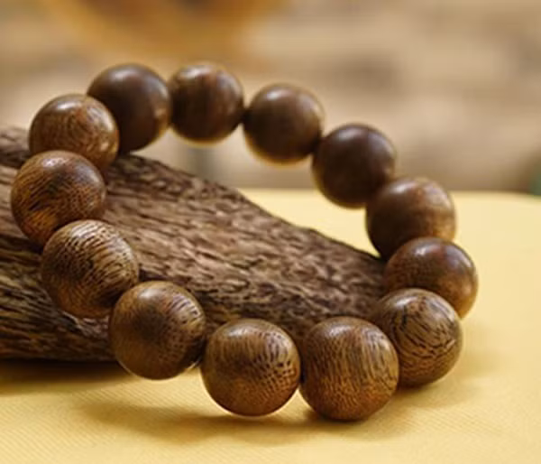 Ảnh 2: Cách phân biệt trầm hương thật giả không đơn giản, chủ yếu dựa vào cảm nhận và kinh nghiệm