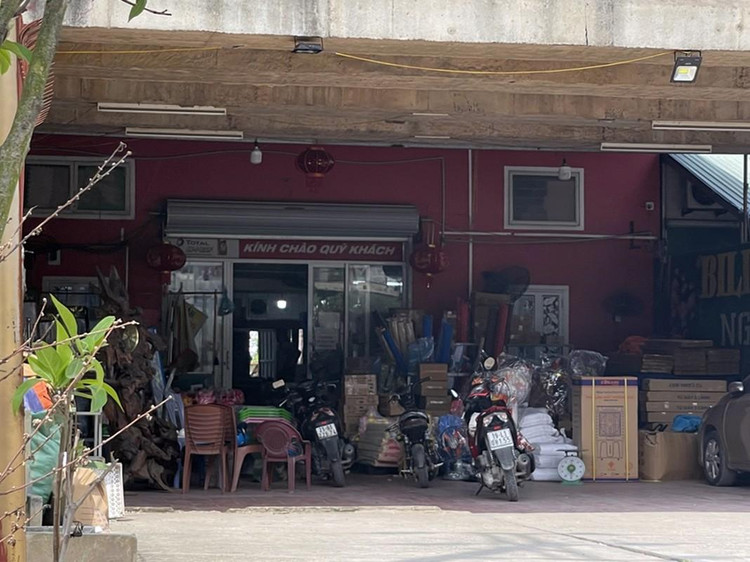 Khu vực này còn có nhiều nhà xưởng, công trình “khủng” xây trái phép dưới gầm cầu Thăng Long, thuộc địa bàn xã Hải Bối. Nhiều công trình kiên cố, mọc trái phép, đang được người dân sử dụng, vừa để ở và làm nơi kinh doanh.