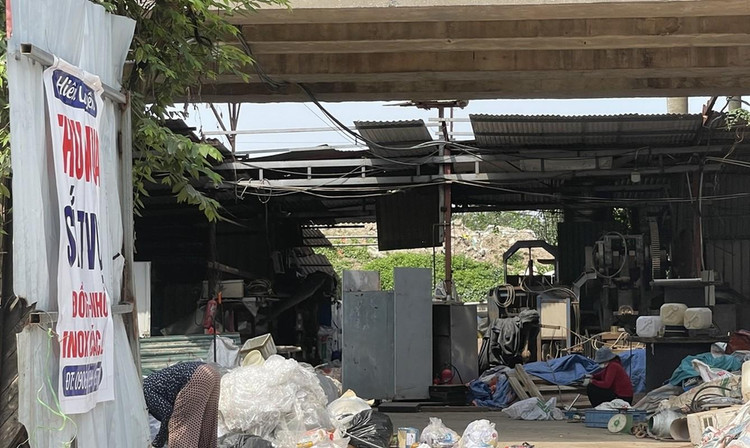 Lán xưởng thu mua sắt vụn tạm bợ, xập xệ, tiềm ẩn nguy cơ mất an toàn cháy nổ.