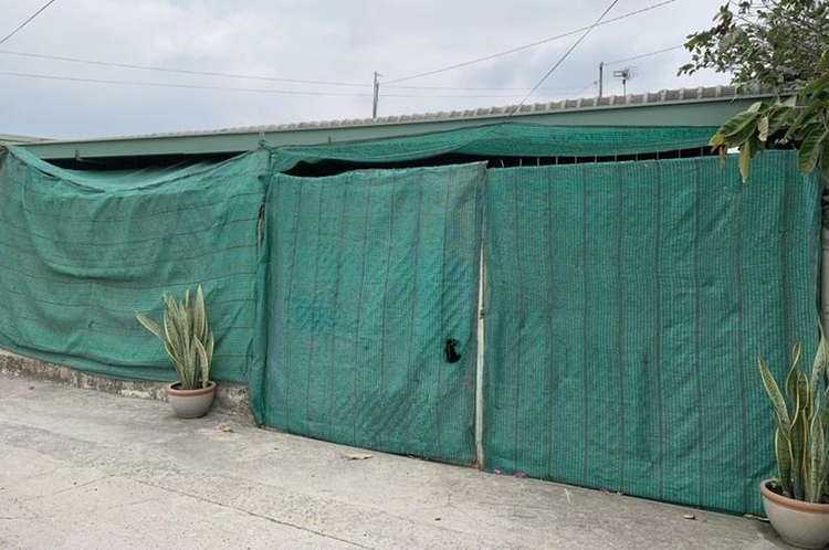 Người dân phải dùng tấm nhựa để ngăn bụi. Ảnh: Nguyễn Thanh.