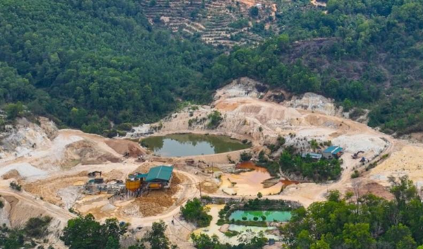 Công ty Tuấn Thiện phải nộp lại giấy phép khai thác khoáng sản số 345/GP-BTNMT do Bộ TN&amp;MT cấp ngày 10/2/2015 về Thanh tra Sở Tài nguyên và Môi trường để tạm giữ.