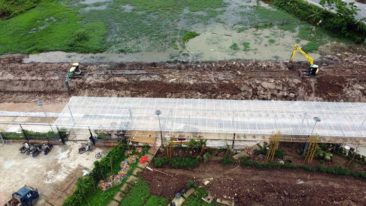 Máy móc vẫn đào đất, san gạt tại khu vực người dân phản ánh, hôm 11/4.