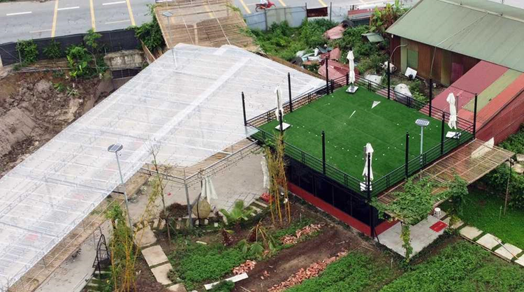 Nhiều hạng mục xây dựng trái phép bên trong khu đất chưa được tháo dỡ.