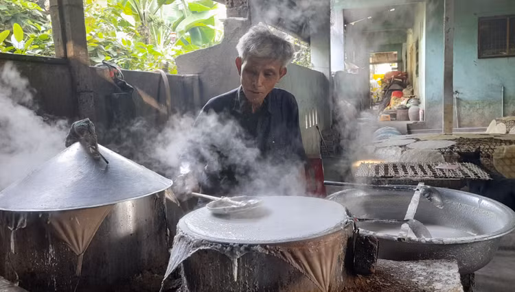 Những bậc cao niên kiên trì giữ lửa làng nghề. Ảnh: Kim Duyên.