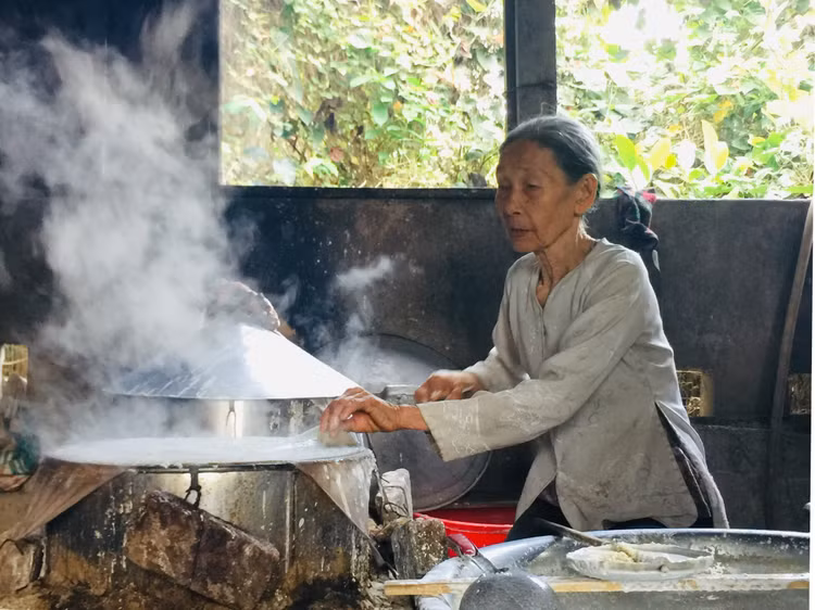 Bà Đặng Thị Túy Phong, người giữ hồn nghề bánh tráng Túy Loan. Ảnh: Dung Anh.