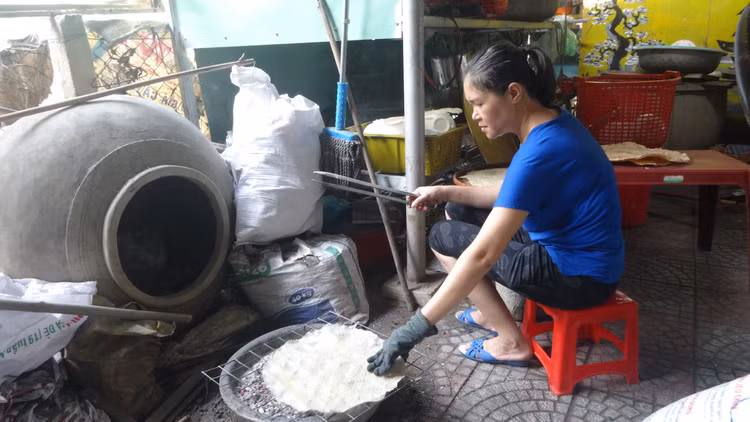 Bánh tráng nướng có giá 27.000 đồng/chiếc. Ảnh: Phan Nguyên.