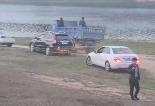 Thi thể người đàn ông được lực lượng cứu hộ tìm thấy vào chiều cùng ngày. (Ảnh: Sina)