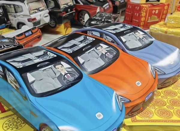 Bên cạnh xe điện Xiaomi SU7, nhiều mẫu xe sang khác cũng được lên kệ phiên bản giấy. (Ảnh: Weibo) Bên cạnh xe điện Xiaomi SU7, nhiều mẫu xe sang khác cũng được lên kệ phiên bản giấy. (Ảnh: Weibo)