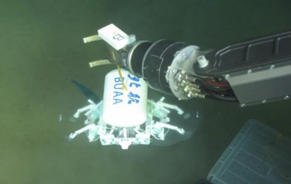 Robot tuy nhỏ nhưng có khả năng biến hình và vận động đa dạng, hứa hẹn trợ giúp đắc lực cho con người. (Ảnh: Weibo).