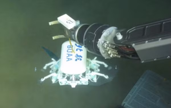 Robot tuy nhỏ nhưng có khả năng biến hình và vận động đa dạng, hứa hẹn trợ giúp đắc lực cho con người. (Ảnh: Weibo).