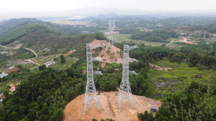 Dự án đường dây 500 kV mạch 3 Quảng Trạch – Phố Nối được khởi công vào ngày 18/1 qua địa bàn tỉnh Hà Tĩnh có chiều dài 141,52 km với 285 vị trí móng cột.
