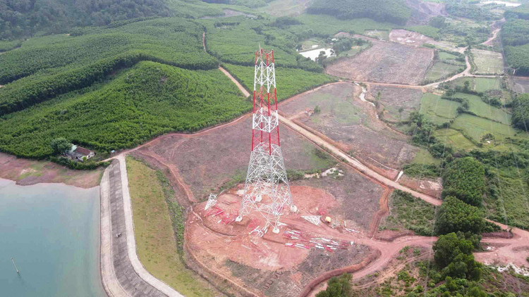 Dự án đường dây 500 kV mạch 3 qua địa bàn Hà Tĩnh đã hoàn thành xây dựng 278/285 vị trí móng; đang đúc 7 vị trí móng cột còn lại; hoàn thành 62 vị trí cột, đang dựng 57 vị trí cột và kéo dây 2 khoảng néo. Nhiều cột điện “khổng lồ” đã đã được dựng lên, đang chờ ngày kéo dây đóng điện.