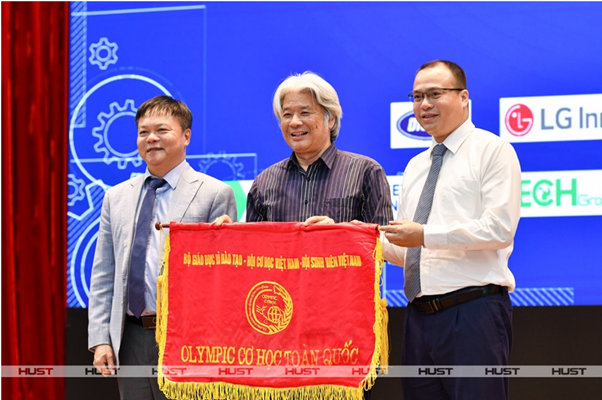 Đại diện Đại học Bách khoa Hà Nội chuyển giao cờ cho Trường Đại học Hàng Hải Việt Nam, đơn vị tổ chức Olympic Cơ học Sinh viên Toàn quốc lần thứ 35 năm 2025.