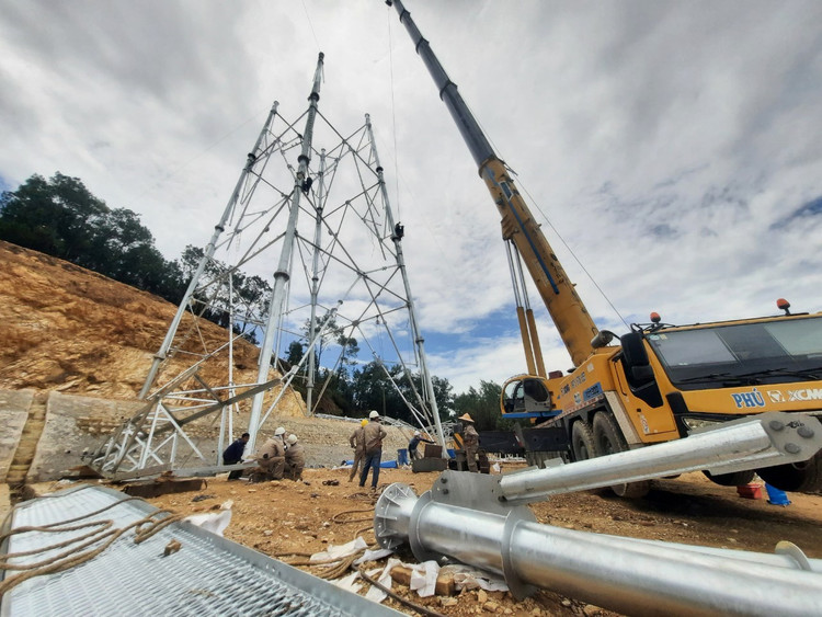 Ông Bùi Xuân Thái - Ban QLDA Các công trình điện miền Trung (Công ty Truyền tải Điện Quốc gia - chủ đầu tư dự án) cho biết: “Xác định đường dây 500kV mạch 3 là dự án trọng điểm Quốc gia, có vai trò quan trọng trong đảm bảo an ninh năng lượng cho đất nước, chúng tôi đã yêu cầu nhà thầu, đơn vị giám sát, đơn vị cung cấp thiết bị, vật tư cùng cố gắng, nỗ lực tối đa, chung sức, đồng lòng đưa dự án hoàn thành đúng tiến độ theo yêu cầu của Chính phủ”.