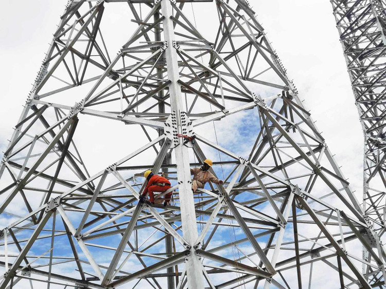 Dù gặp một số khó khăn, vướng mắc trong công tác giải phóng mặt bằng. Tuy nhiên, với sự vào cuộc của cả hệ thống chính trị và được sự đồng thuận, ủng hộ của người dân, hiện Hà Tĩnh đã hoàn tất công tác giải phóng mặt bằng. Hà Tĩnh sớm bàn giao mặt bằng thi công góp phần đẩy nhanh tiến độ dự án đường dây 500 kV mạch 3 Quảng Trạch – Phố Nối.