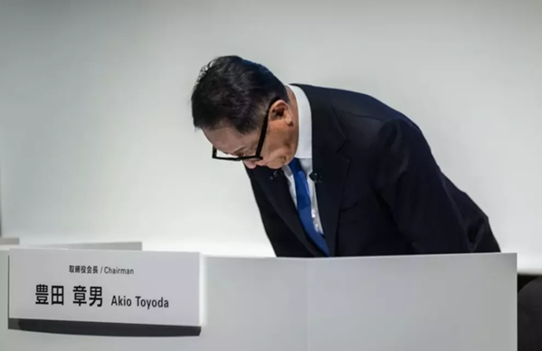 Ông Toyoda cúi đầu xin lỗi trong cuộc họp báo.