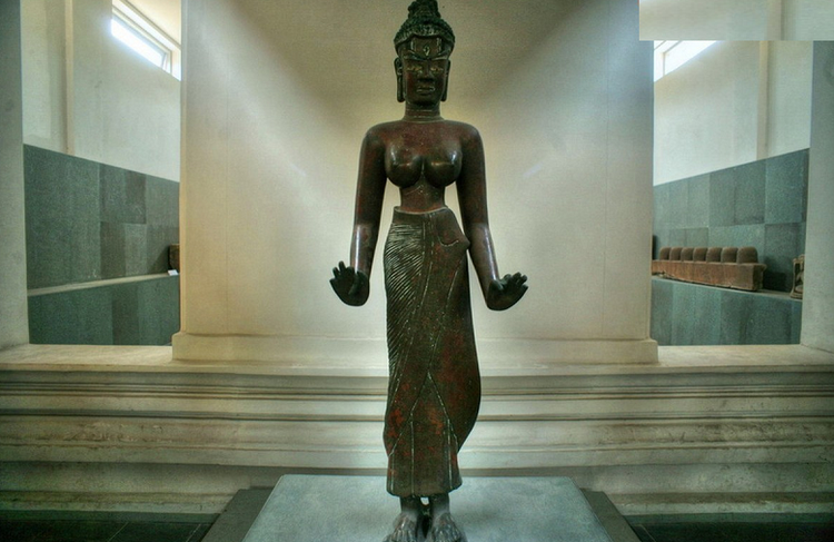Tượng nữ thần Tara (Bảo tàng Điêu khắc Chăm, Đà Nẵng).