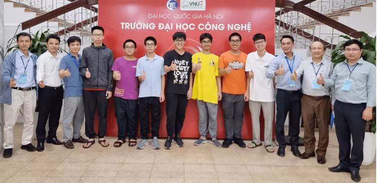 7 thí sinh tham dự Olympic Tin học Châu Á cùng thầy Đỗ Đức Đông (Trưởng đoàn, ngoài cùng bên phải), thầy Đỗ Phan Thuận (Phó đoàn, ngoài cùng bên trái) và các thầy trong Ban Tổ chức tại Trường Đại học Công nghệ (Đại học Quốc gia Hà Nội).