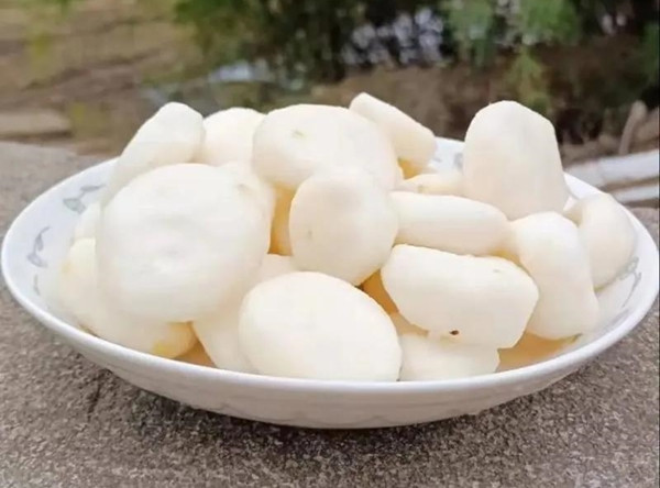 Củ năng khi được gọt bỏ lớp vỏ. (Ảnh: Sohu). Củ năng khi được gọt bỏ lớp vỏ. (Ảnh: Sohu).