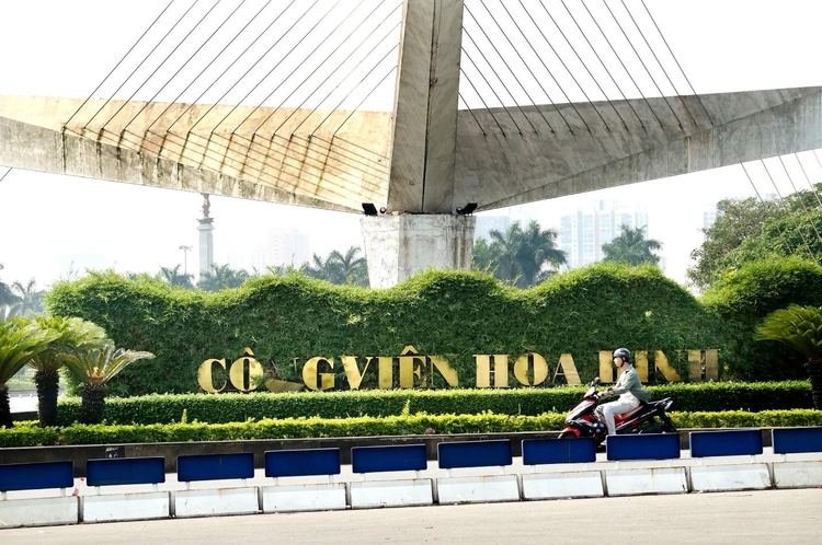 Hàng chữ bị đổ, nhếch nhác tại công viên Hòa Bình.