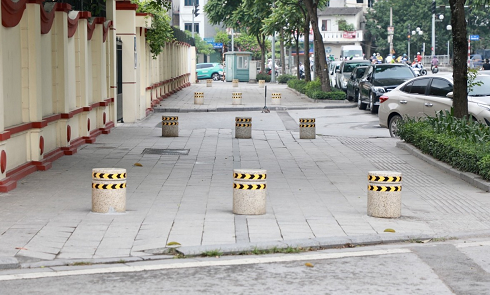 Đặt trụ đá trên vỉa hè.