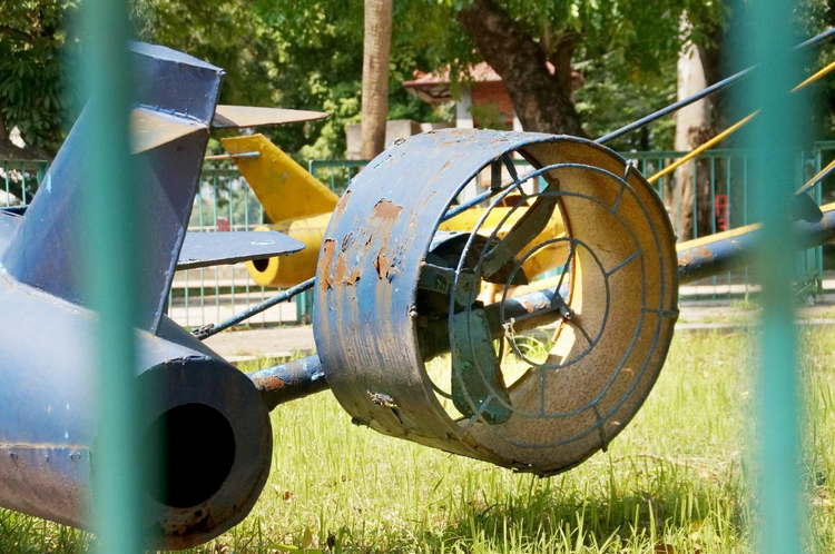 Đồ chơi gỉ sét tại công viên Thống Nhất.