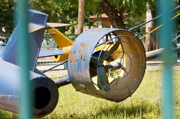 Đồ chơi gỉ sét tại công viên Thống Nhất.