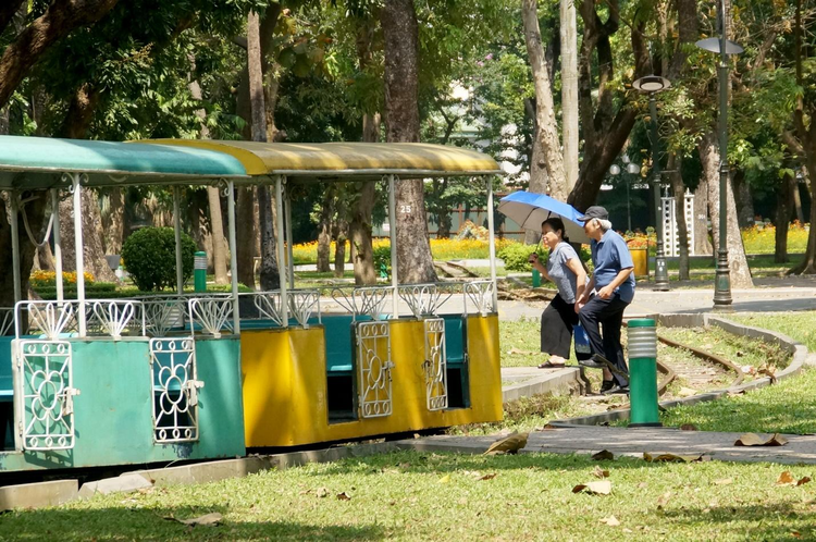 Khu trò chơi tàu điện chỉ đông đúc vào ngày cuối tuần.