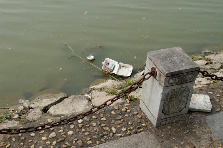 Rác nổi lềnh bềnh trên hồ ở công viên Hòa Bình.