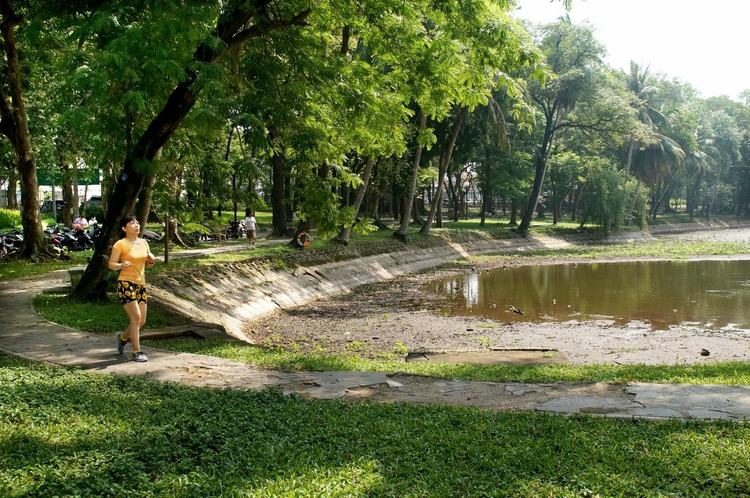 Hồ điều hòa cạn khô tại công viên Bách Thảo.