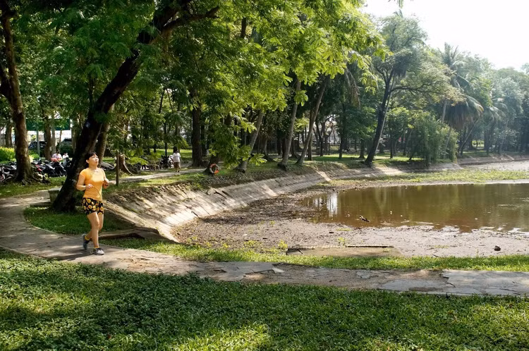 Hồ điều hòa cạn khô tại công viên Bách Thảo.