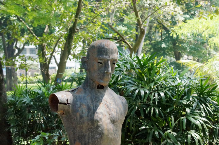 Tác phẩm mang tên “Người đàn ông chơi vĩ cầm” xuống cấp trong công viên Bách Thảo.