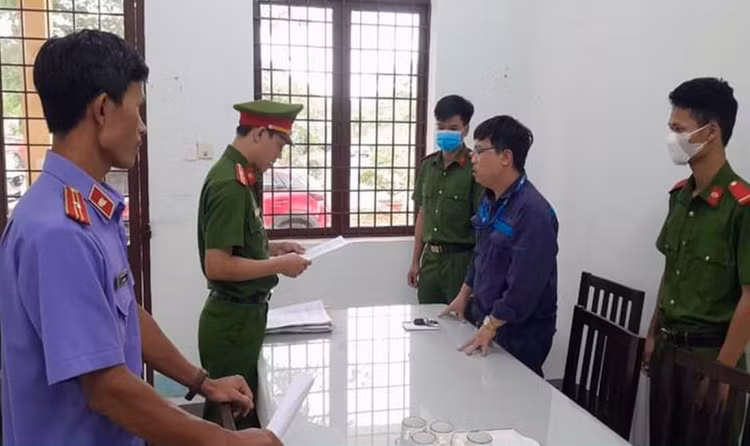 Cơ quan điều tra tống đạt các quyết định đối với Phan Minh Phương. Ảnh: CA Núi Thành