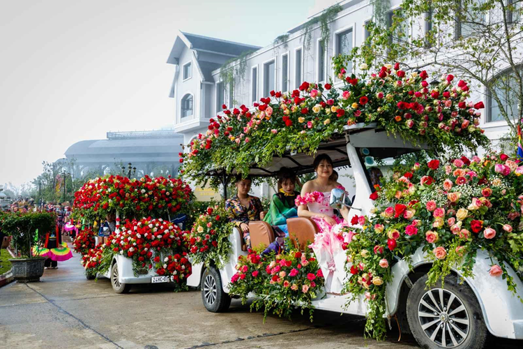 Lễ hội hoa hồng tổ chức tại Sun World Fansipan Legend thu hút hàng chục nghìn du khách.