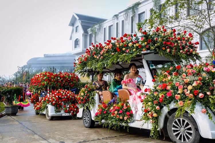 Lễ hội hoa hồng tổ chức tại Sun World Fansipan Legend thu hút hàng chục nghìn du khách.