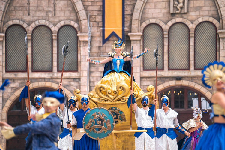 Ngay tại Việt Nam, du khách được trải nghiệm những công viên giải trí đẳng cấp quốc tế với hàng trăm trò chơi, những show diễn mãn nhãn và lễ hội suốt 4 mùa.